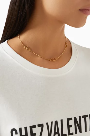 قلادة بشعار حرف V معدن بلون ذهبي