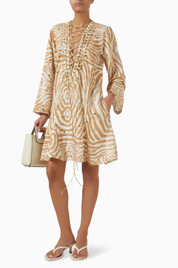 قفطان قصير بقصة كلاسيكية وتصميمات عاكسة للضوء