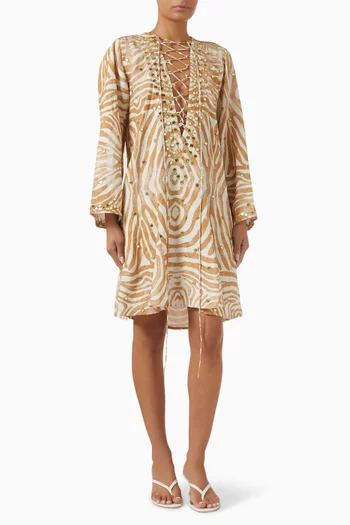 قفطان قصير بقصة كلاسيكية وتصميمات عاكسة للضوء