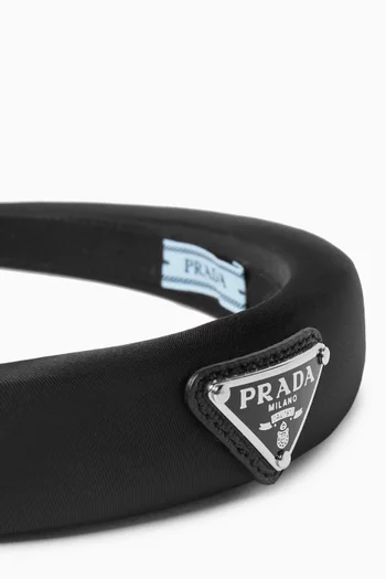 طوق رأس بحلية مثلثة بشعار الماركة نايلون معاد تدويره