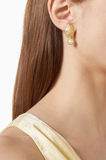 Pearl Drop Earrings in 18kt Gold-plated Metal