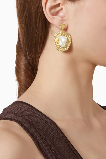 Pearl Drop Earrings in 18kt Gold-plated Metal