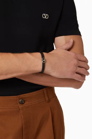 VLogo Signature Bracelet in Grainy Leather