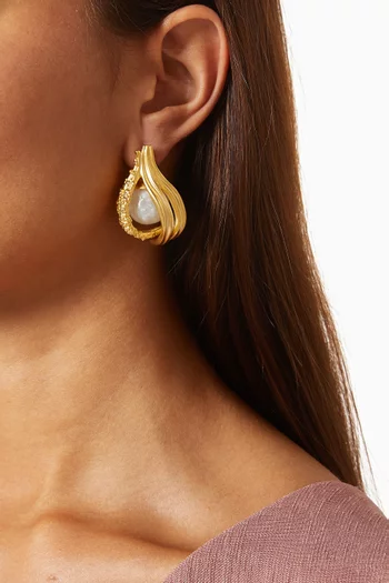 Loop Pearl Earrings in 21kt Gold-plated Brass