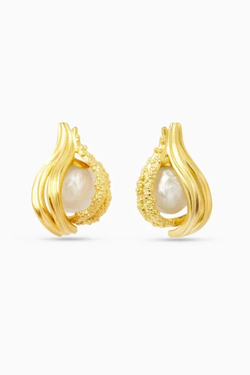 Loop Pearl Earrings in 21kt Gold-plated Brass