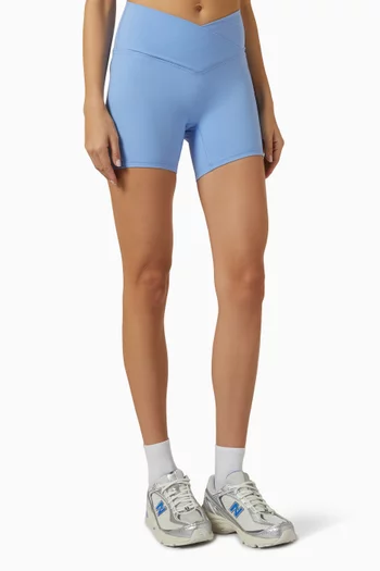 شورت إيبيزا بقصة منحوتة وحزام خصر على شكل حرف V‏