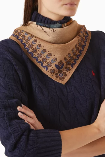 وشاح مربع بطبعة دب صوف