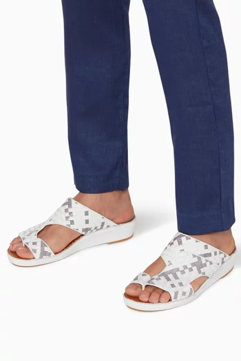 حذاء مفتوح من جلد الكارونغ بتصميم مجدول أبيض ورمادي