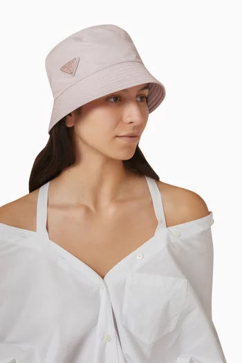 قبعة باكيت نايلون معاد تدويره بشعار الماركة بتصميم مثلث