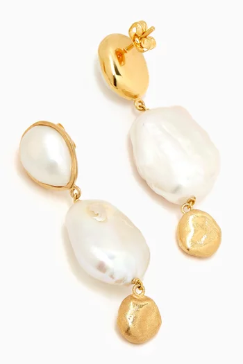 Dangling Pearl Earrings in 18kt Gold-plated Brass
