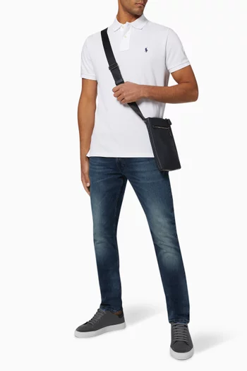 تي شيرت بولو قماش شبكي بقصة ضيقة ملائمة للجسم