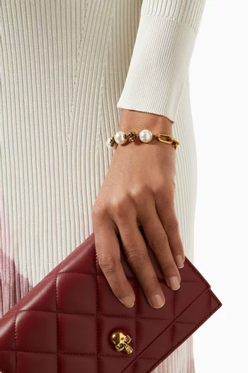 سوار مزين بجماجم مرصعة بلؤلؤ