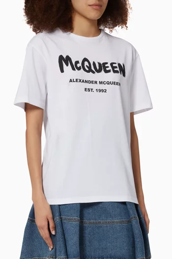 تي شيرت قطن جيرسيه بطبعة غرافيتي لشعار McQueen
