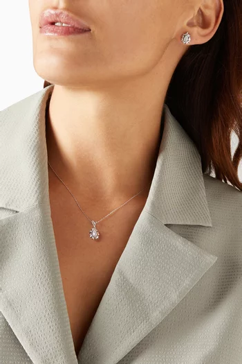 أقراط سن فلاور مرصعة بماس ذهب أبيض عيار 14