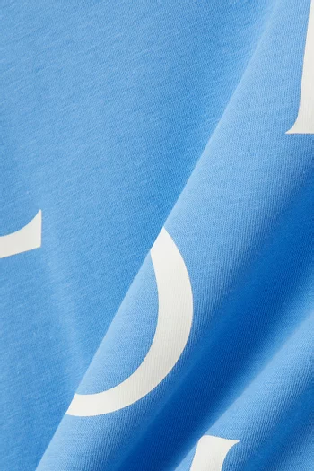 تي شيرت بحروف شعار الماركة