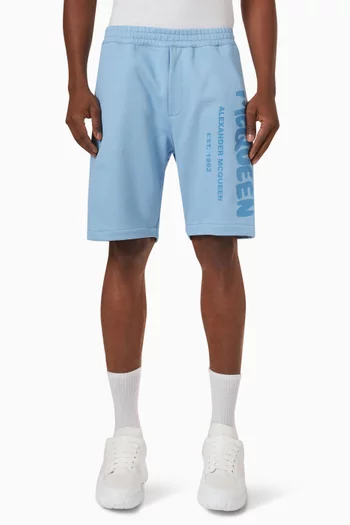 شورت رياضي قطن بشعار الماركة بتصميم غرافيتي