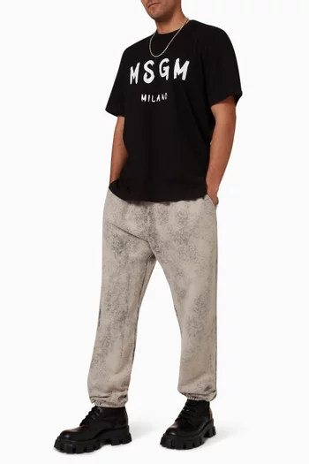 تي شيرت قطن جيرسيه بشعار الماركة بخط فرشاة