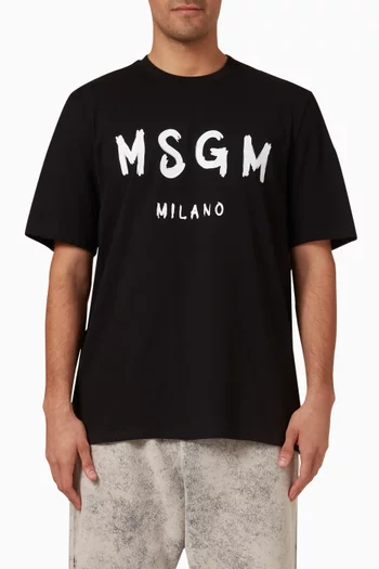 تي شيرت قطن جيرسيه بشعار الماركة بخط فرشاة