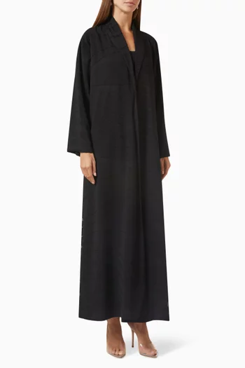 عباية زينة بخطوط من نفس اللون