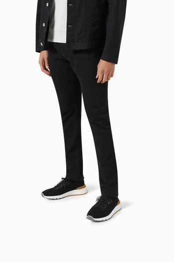 سنيكرز برباط قطن من تشكيلة الملابس الأساسية