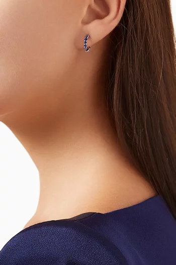 أقراط هاجي مرصعة بماس وياقوت أزرق ذهب أبيض عيار 18