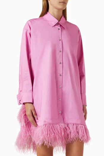 فستان قصير بنمط قميص وحافة مزينة بالريش