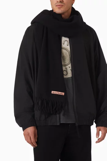 وشاح بحواف منسلة صوف