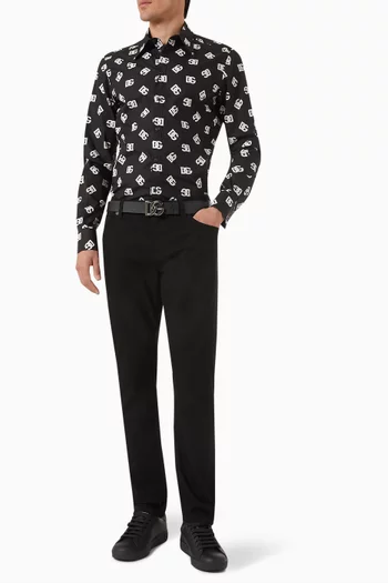 بنطال جينز بقصة ضيقة ولون باهت