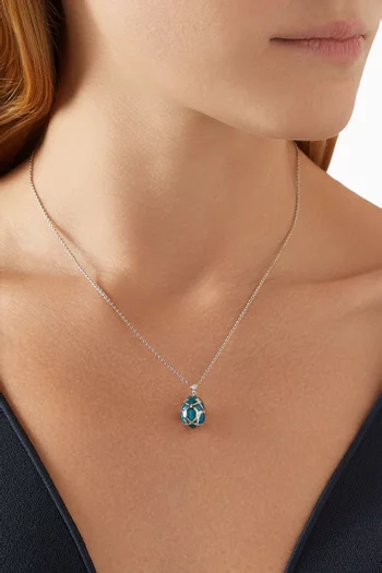 قلادة بدلاية على شكل بيضة صغيرة مزينة بماس ومينا بنقشة غيلوشيه ذهب أبيض عيار 18‏