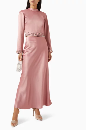 بلوزة بياقة عالية وتطريزات