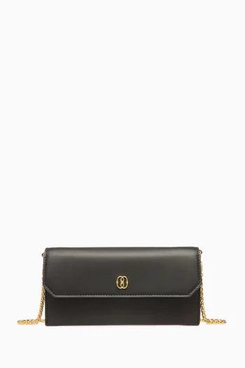 محفظة طويلة مزينة بحلية شعار الماركة جلد
