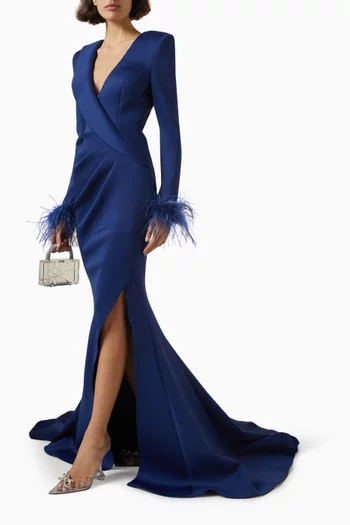 فستان سهرة بفتحة وأساور مزينة بالريش قماش سكوبا