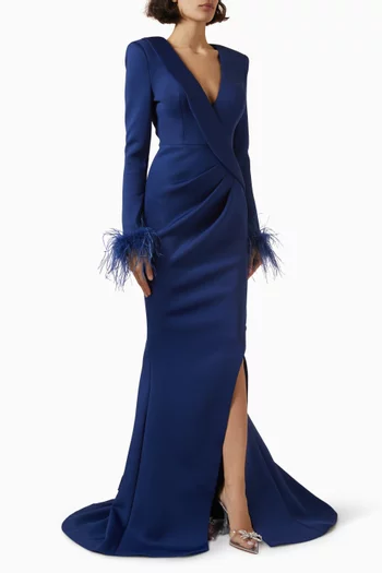 فستان سهرة بفتحة وأساور مزينة بالريش قماش سكوبا