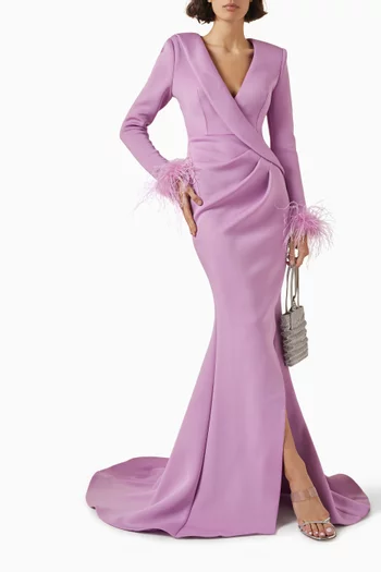 فستان سهرة بفتحة وأساور مزينة بالريش قماش سكوبا