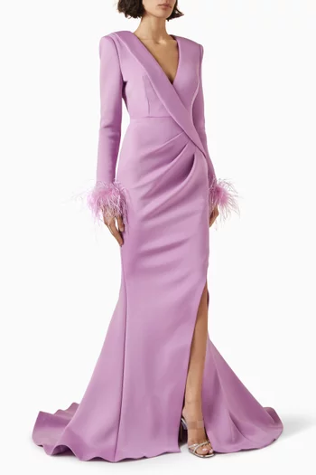 فستان سهرة بفتحة وأساور مزينة بالريش قماش سكوبا