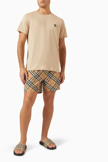 شورت سباحة بنقشة المربعات الشهيرة