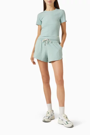 بلوزة بوز قصيرة بقصة ضيقة مودال