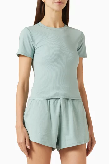 بلوزة بوز قصيرة بقصة ضيقة مودال