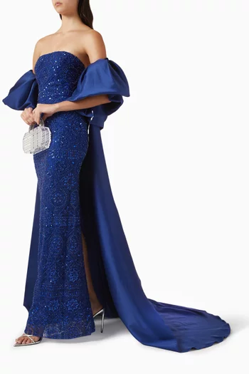 فستان سهرة بأكتاف مكشوفة وكاب وتطريزات قماش ميكادو