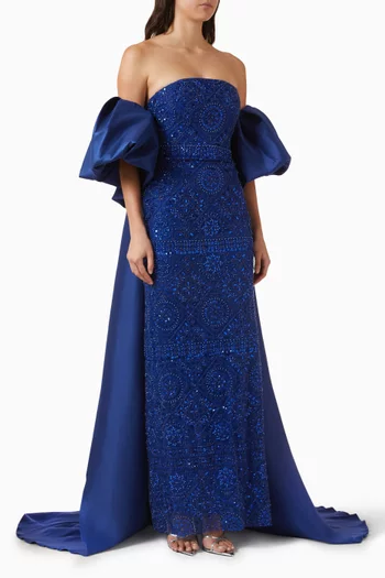 فستان سهرة بأكتاف مكشوفة وكاب وتطريزات قماش ميكادو