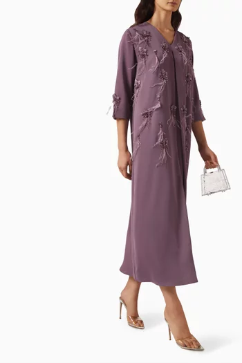 قفطان مزين بالريش وبالخرز