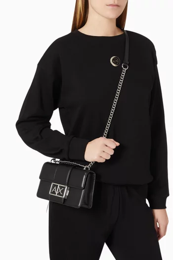 حقيبة كتف جلد صناعي بحلي معدنية بشعار الماركة