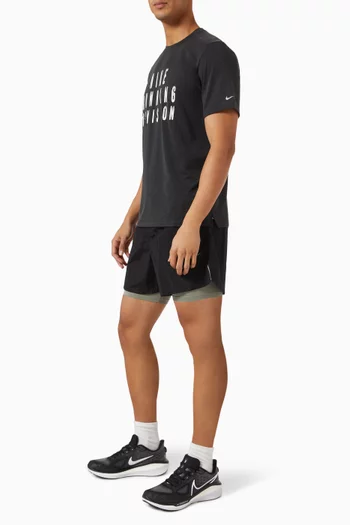 شورت للجري 2 في 1 بتقنية Dri-FIT وتصميم مقاوم للماء