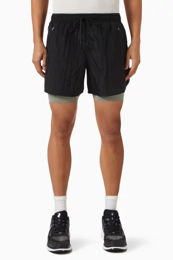 شورت للجري 2 في 1 بتقنية Dri-FIT وتصميم مقاوم للماء