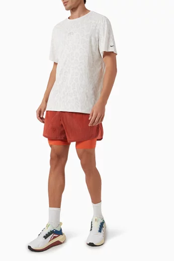 شورت للجري 2 في 1 بتقنية Dri-FIT وتصميم مقاوم للماء