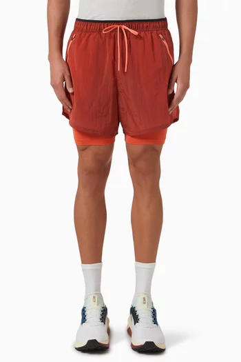 شورت للجري 2 في 1 بتقنية Dri-FIT وتصميم مقاوم للماء