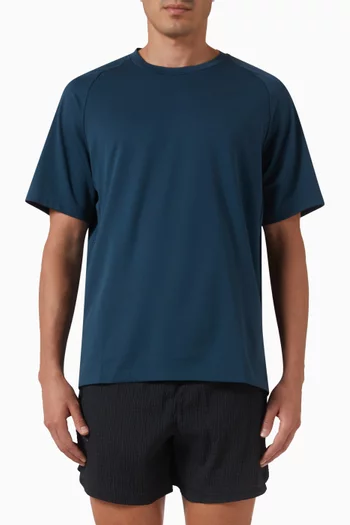 تي شيرت بتقنية Dri-FIT ADV