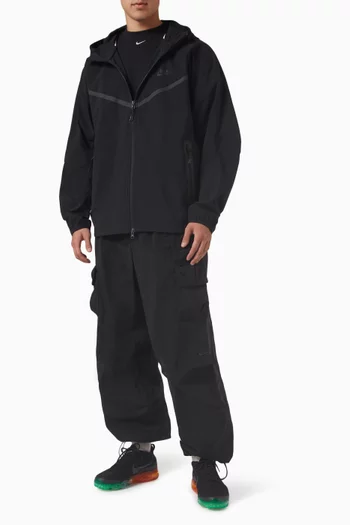 جاكيت بغطاء رأس بشعار الماركة قماش معالج