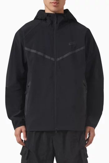 جاكيت بغطاء رأس بشعار الماركة قماش معالج