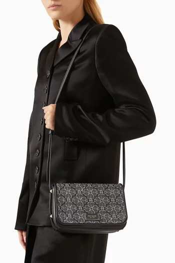 حقيبة كروس صغيرة بغطاء قلاب ونقشة زهور بالشكل البستوني جاكار